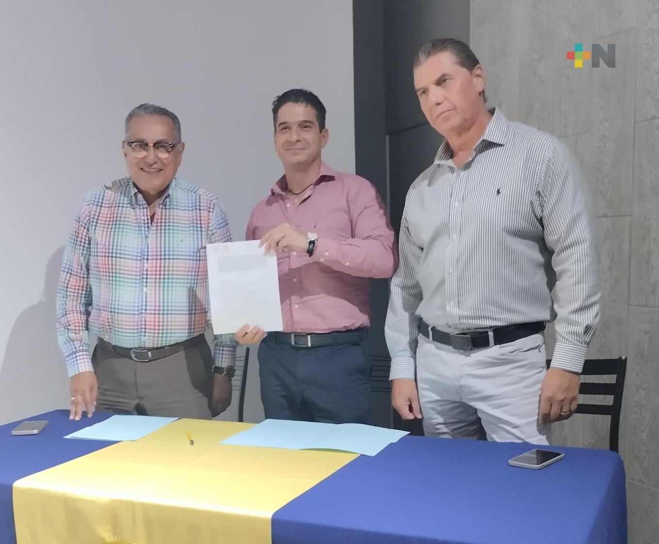 Firman convenio Universidad, Notarios y Abogados de lo familiar