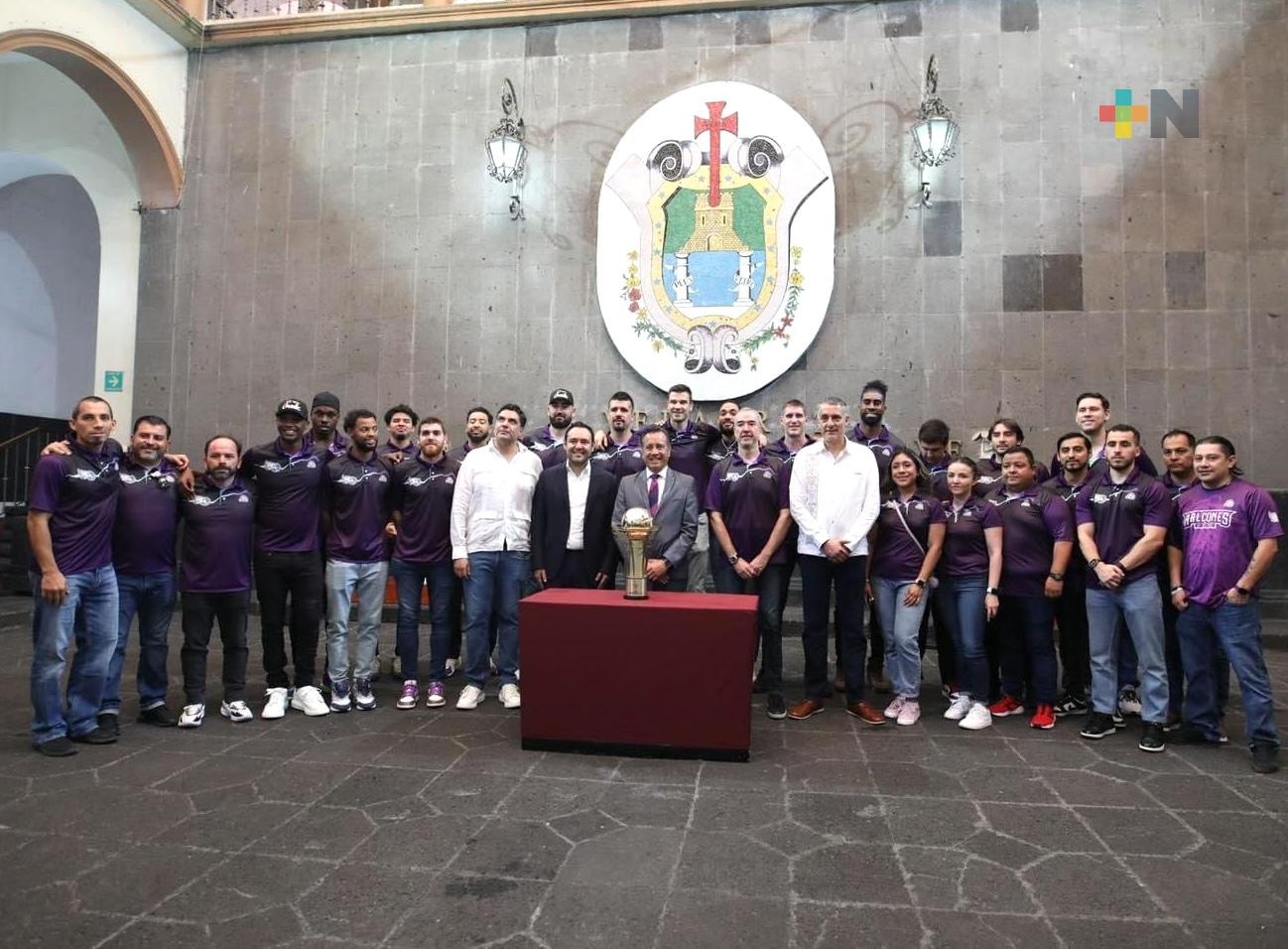 Presumen los Halcones de Xalapa la Copa Value al gobernador Cuitláhuac García