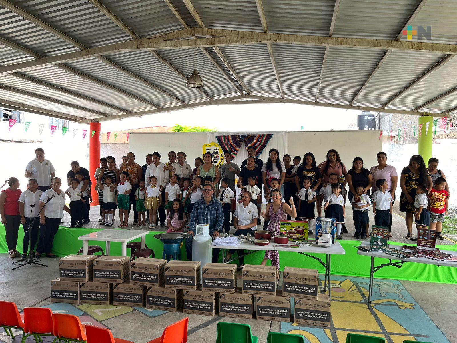 Sistema DIF brinda desayunos calientes a estudiantes de Tlapacoyan