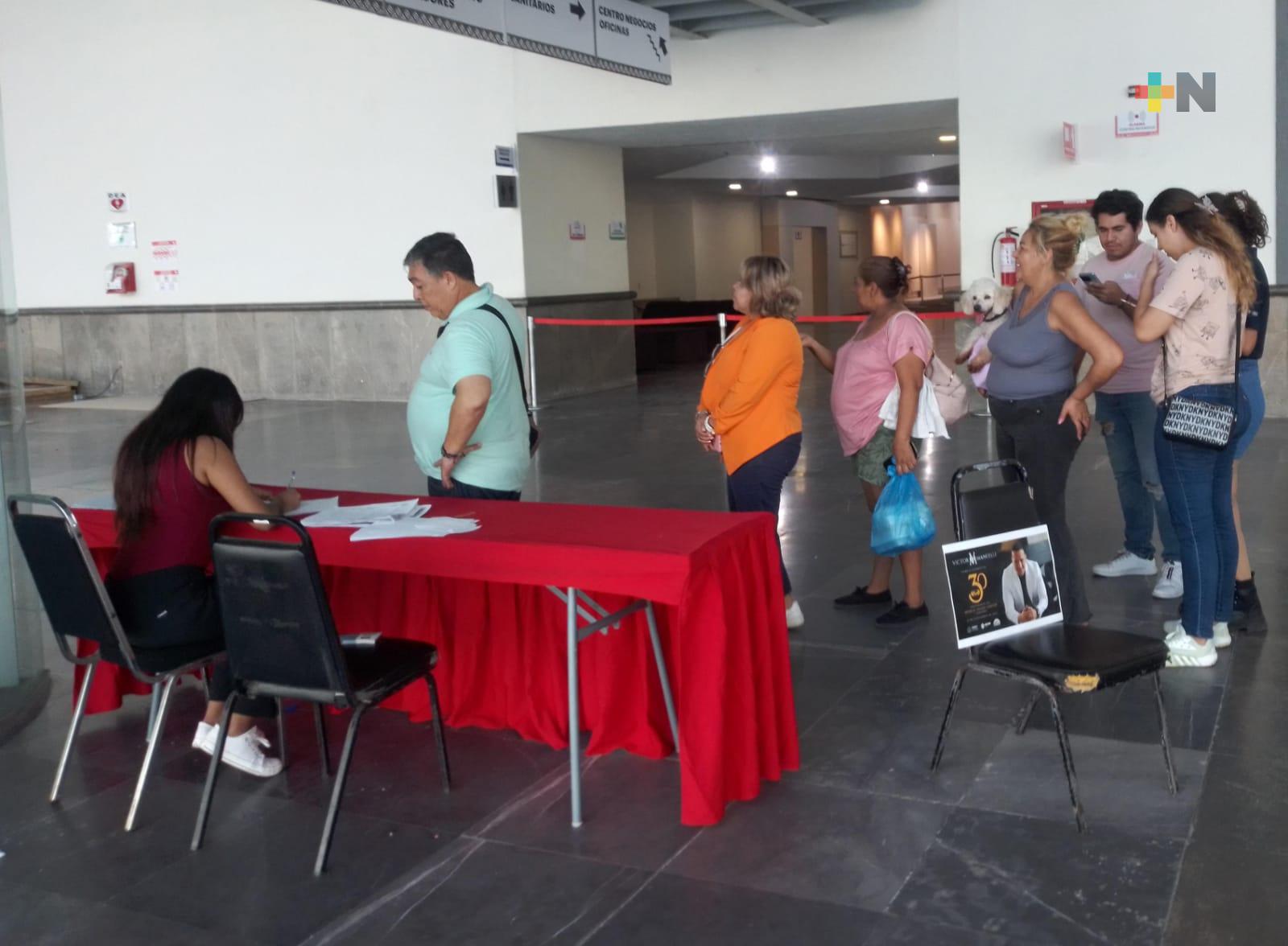 Fans salseros forman largas filas por boletos para el concierto de Víctor Manuelle en WTC