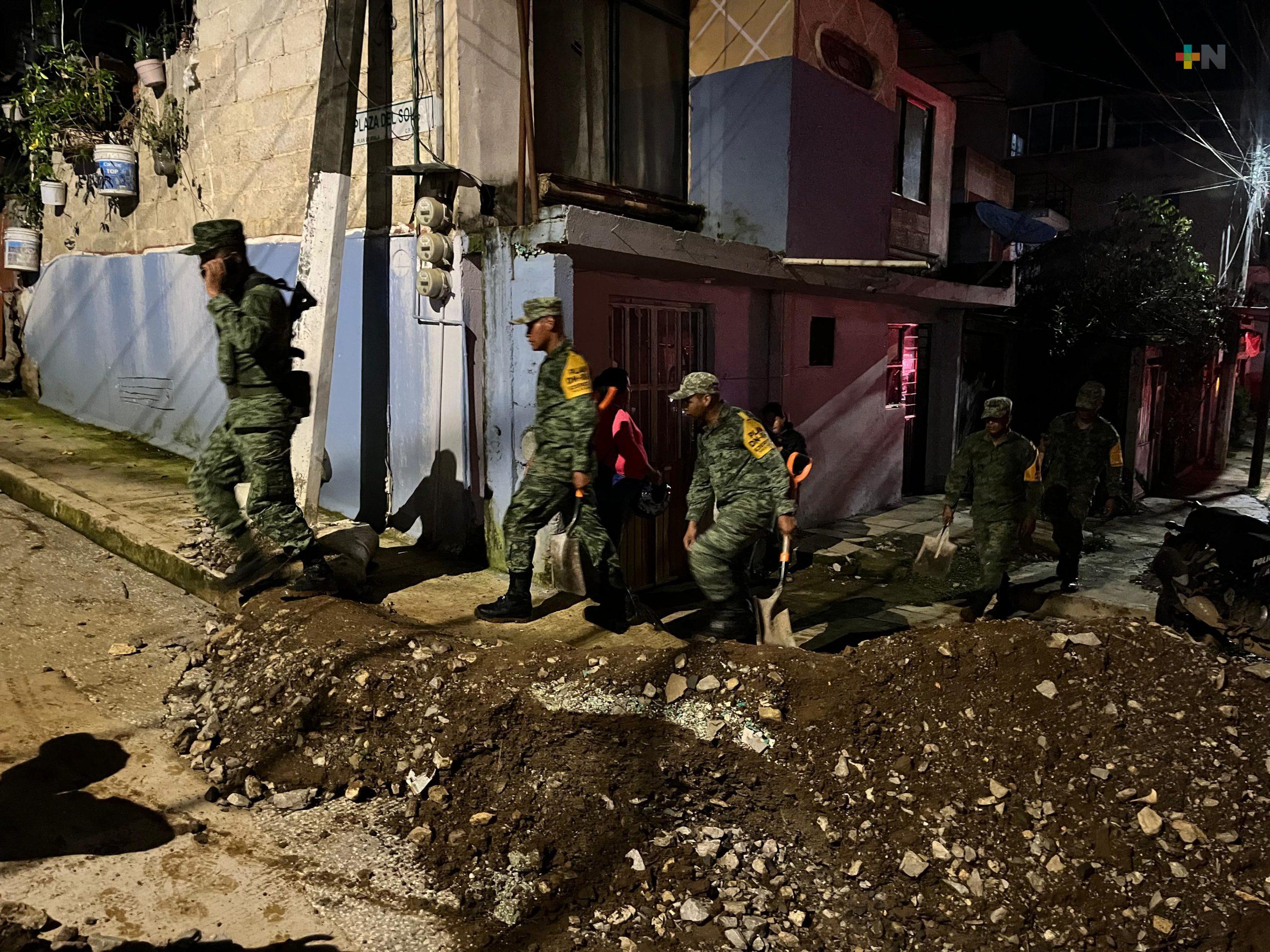 Atienden equipos de emergencia deslave en Xalapa