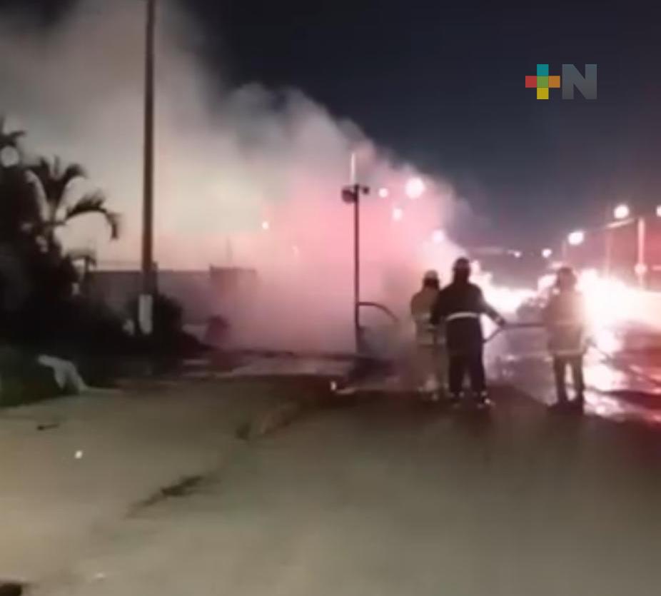 Automóvil se incendia en el puerto de Coatzacoalcos