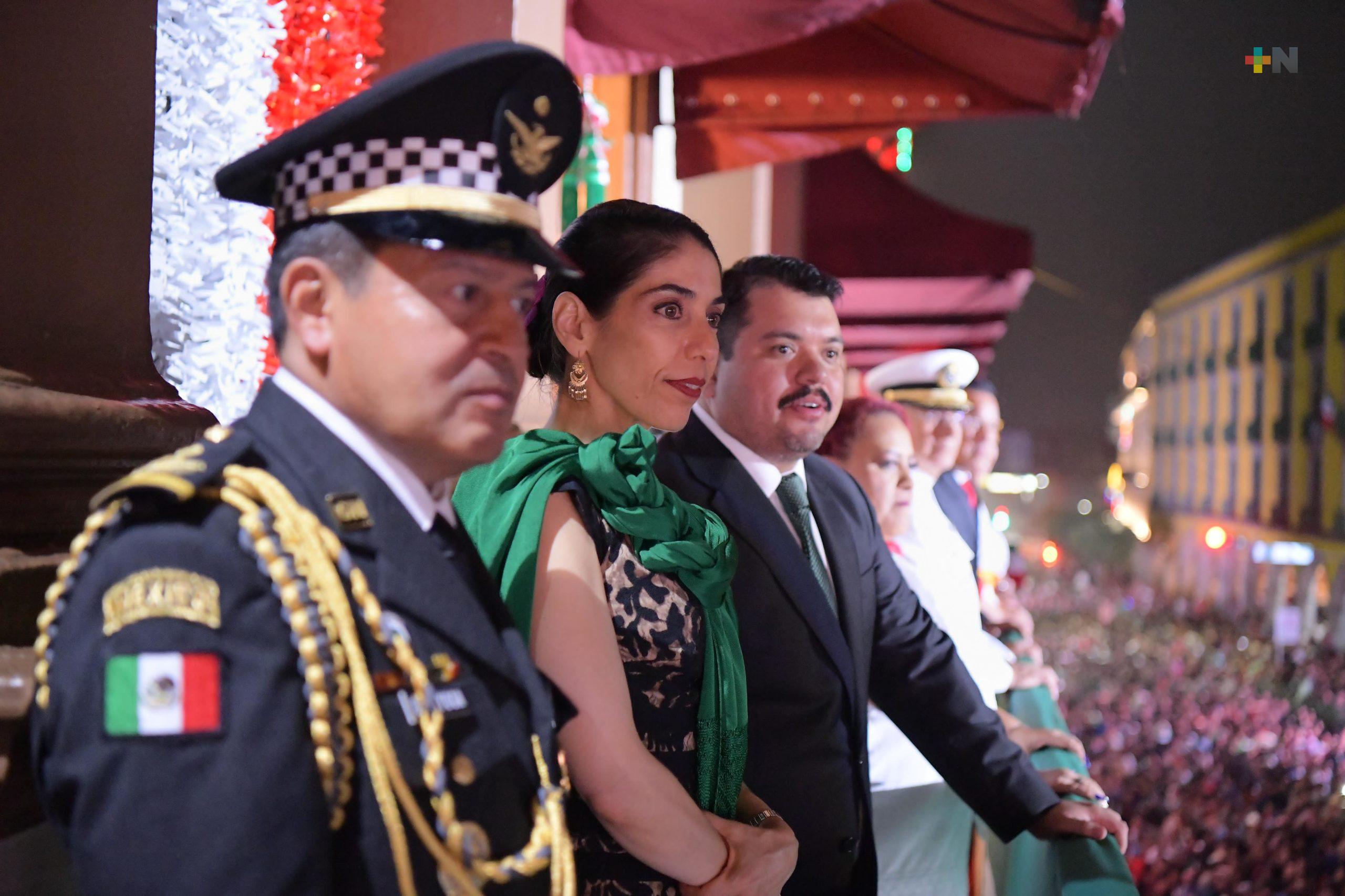 Fiscal general asiste a ceremonia del 214 aniversario de la Independencia de México