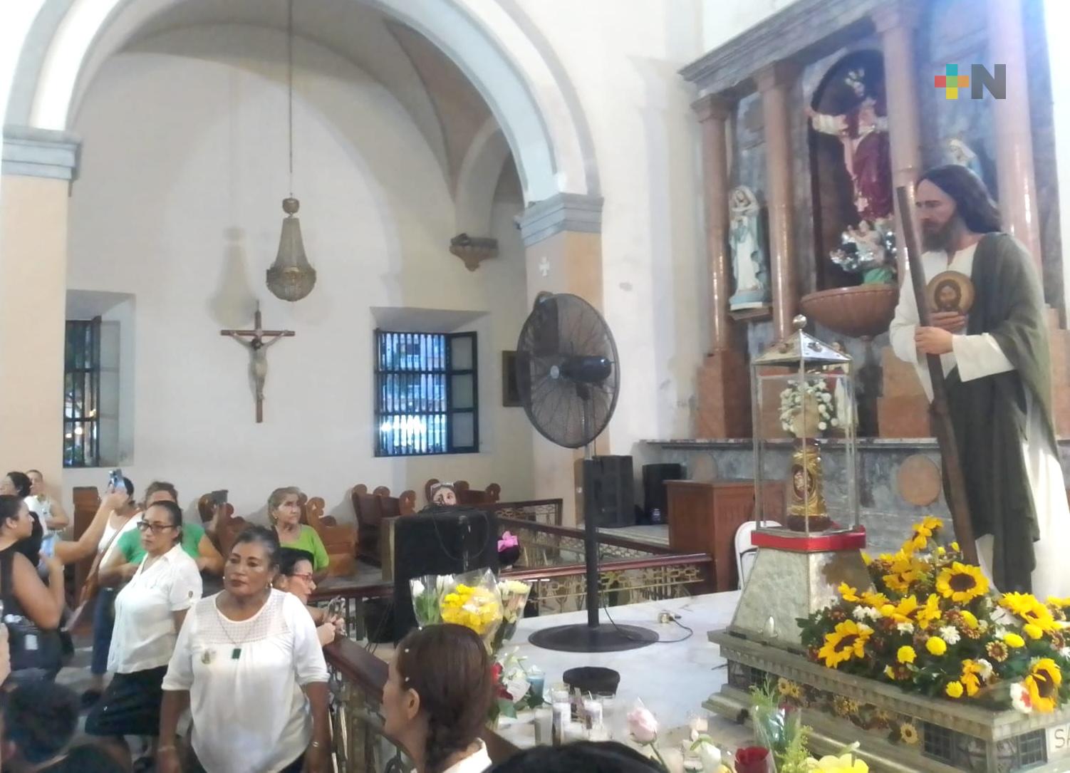 Reliquias de San Judas Tadeo son vistas por cientos de feligreses en la Catedral de Veracruz