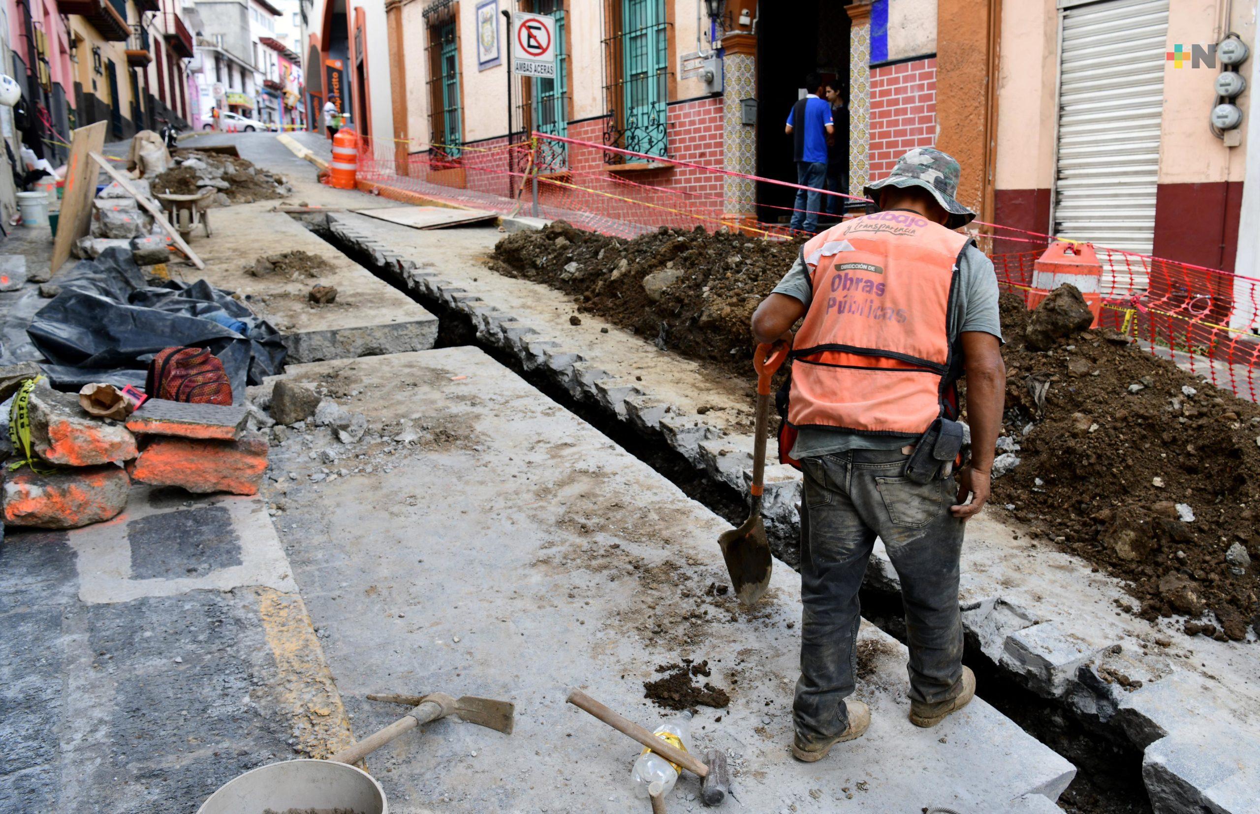 Continúa reparación de red sanitaria en la calle Revolución