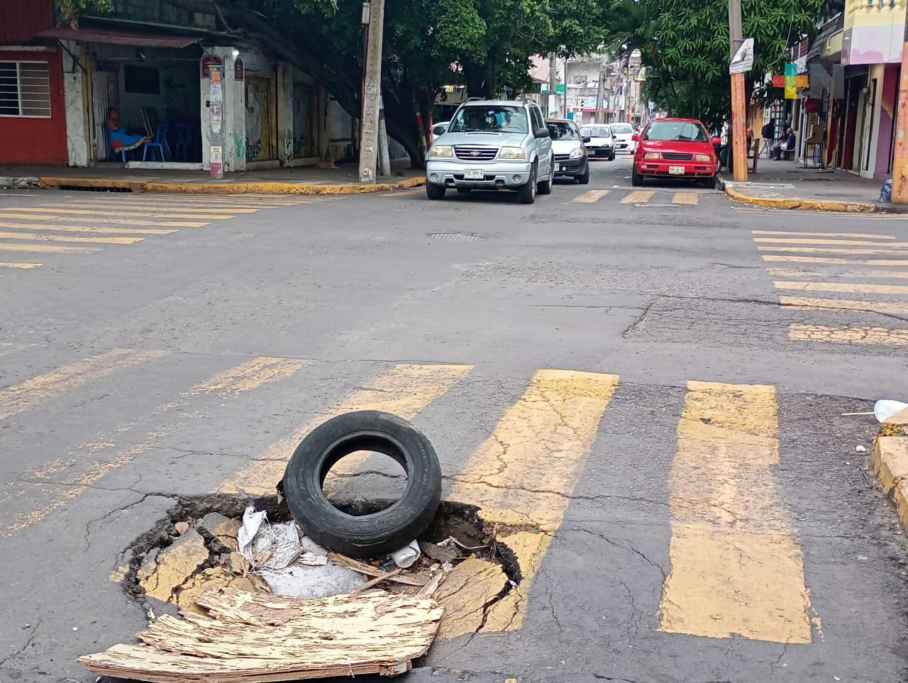 Tremendo socavón causa malestar en conductores y peatones de Veracruz puerto