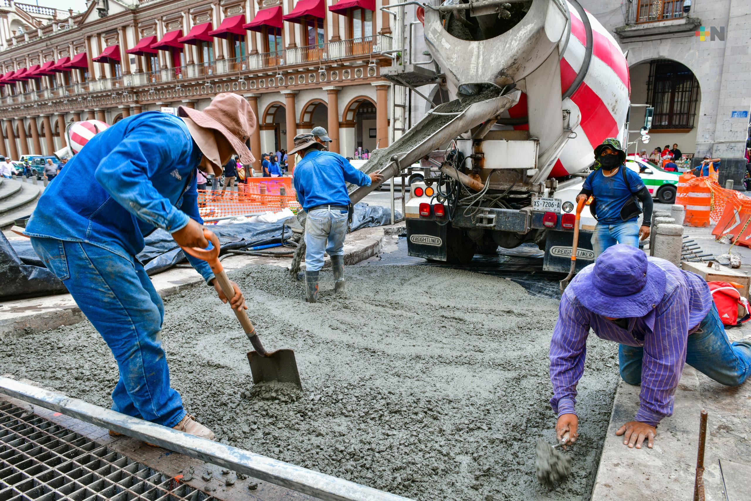 Inician pavimentación en calle Revolución, de Xalapa