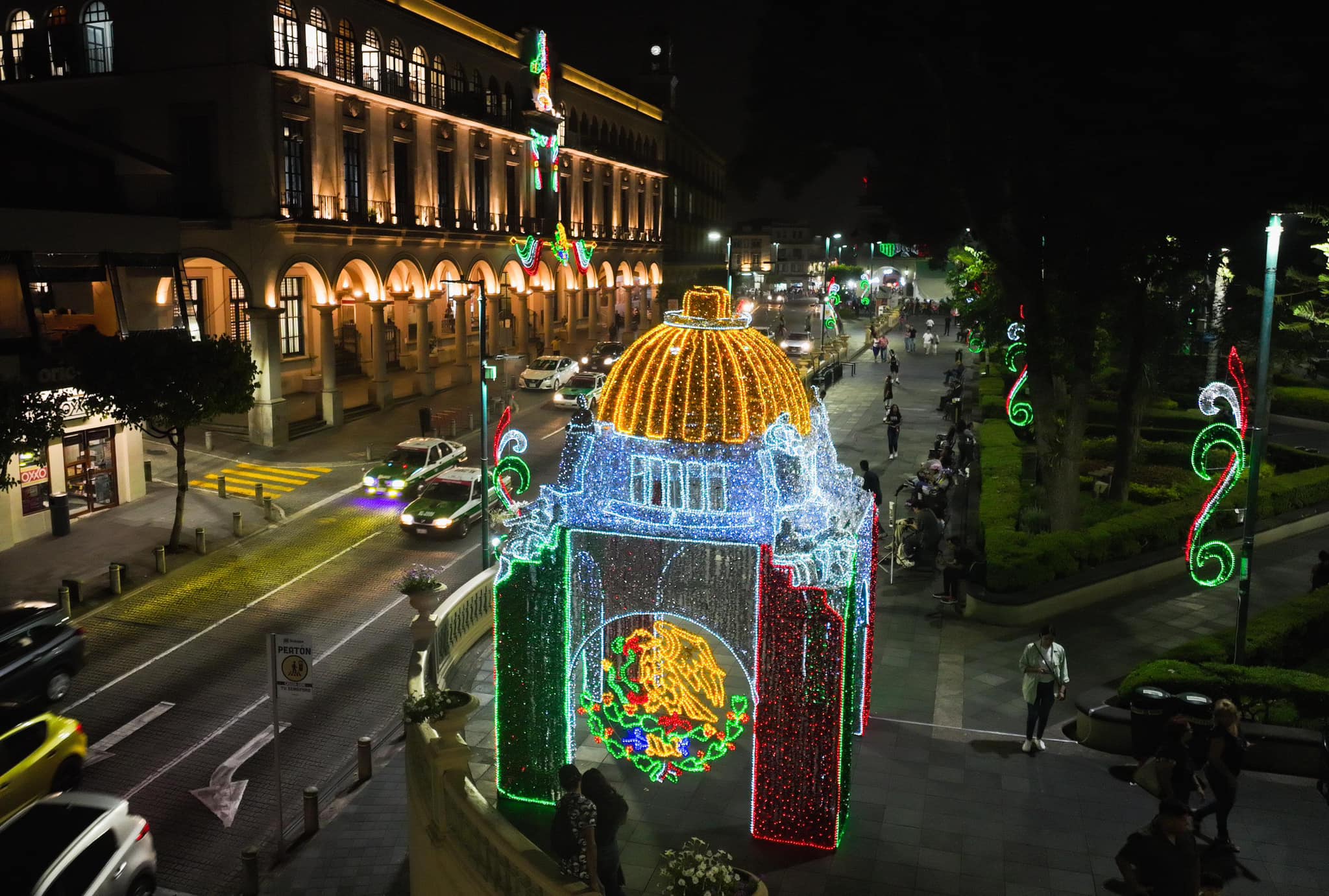 Inicia decoración con motivos patrios el centro de Xalapa