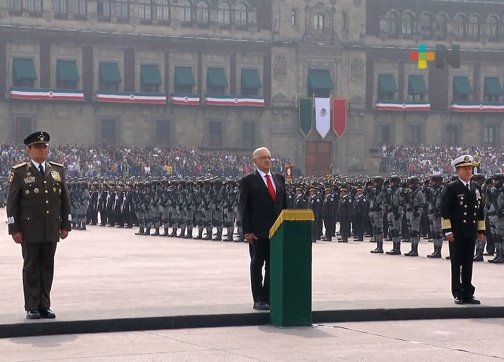 Semar y Sedena contribuyen al desarrollo de la seguridad nacional, destaca el presidente en el Desfile Cívico Militar