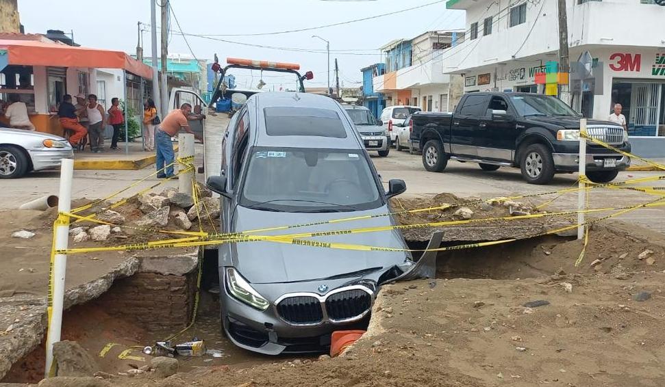 Cae camioneta en hoyo de calle de Coatzacoalcos