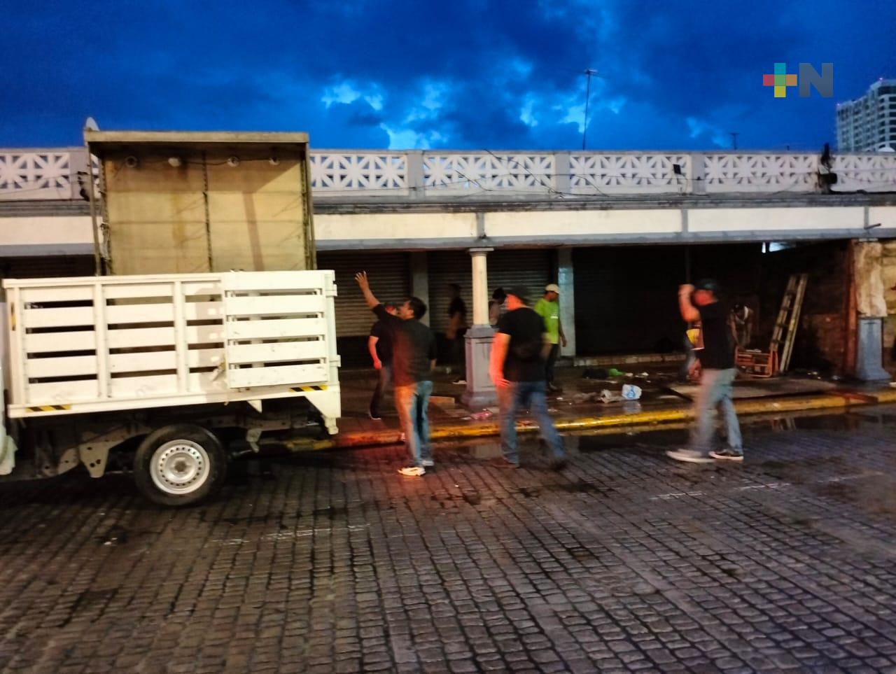 Desalojan local del mercado de artesanías de Veracruz, denuncian comerciantes