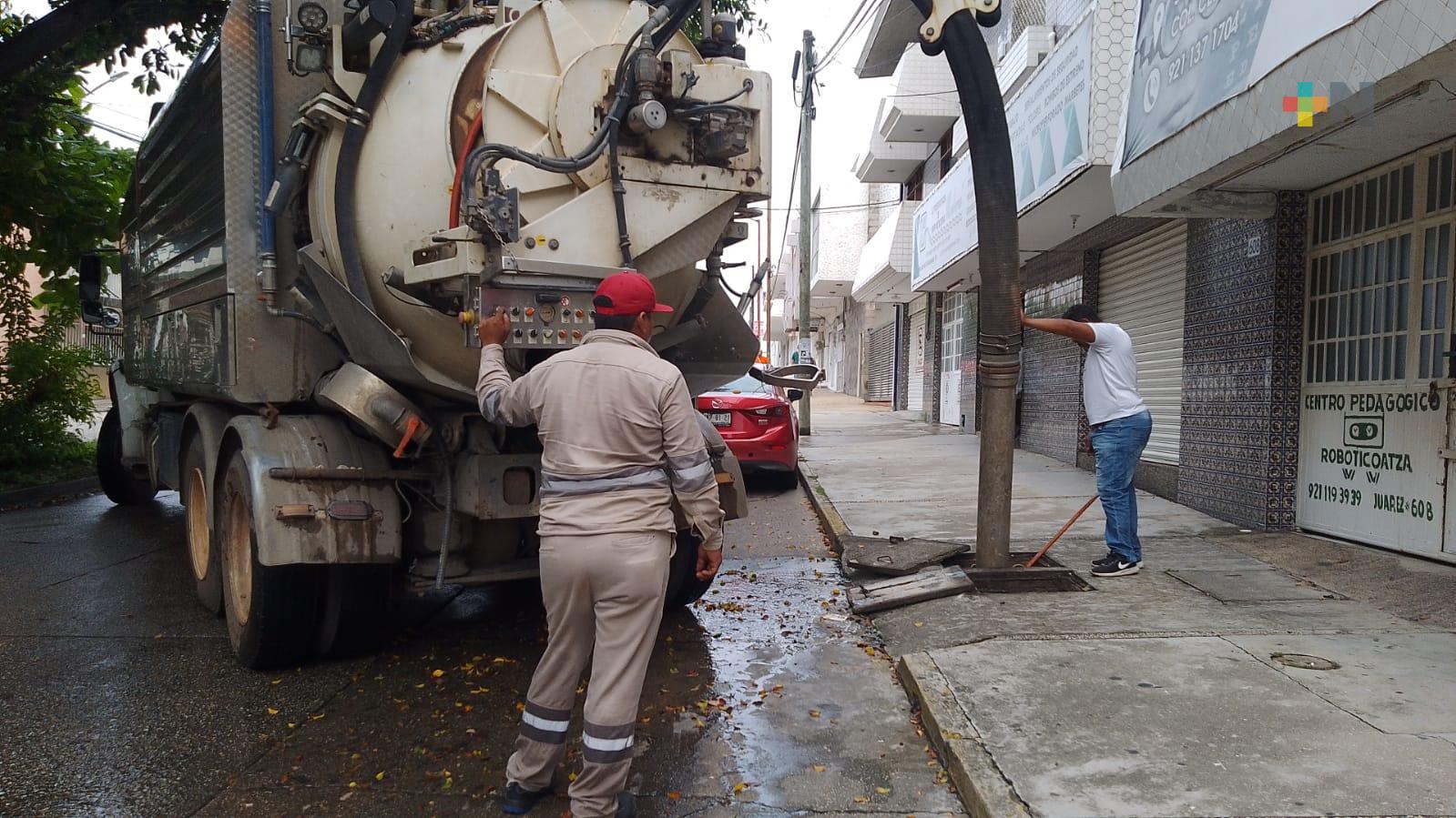 Desazolvan redes sanitarias y registros en Coatzacoalcos