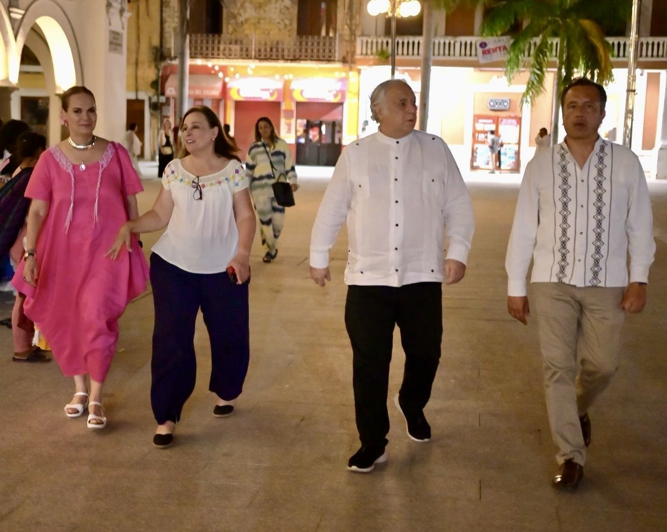 Torruco, Nahle y Cuitláhuac disfrutan de los Portales de Veracruz