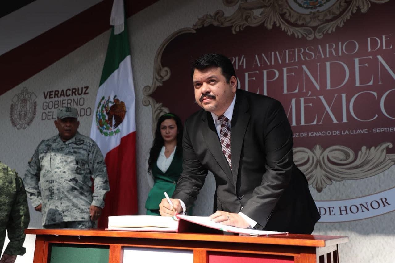Secretario de Gobierno monta guardia de honor en inicio del 214 aniversario de la Independencia de México