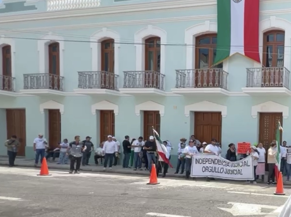 Trabajadores del PJF salen a protestar afuera de la casa de Benito Juárez