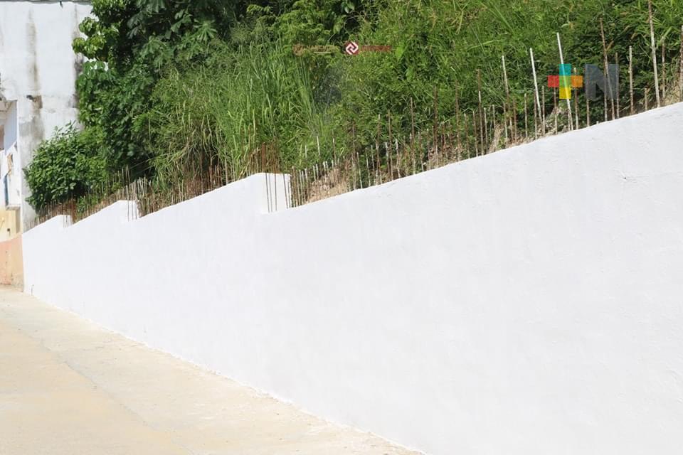 Ayuntamiento de Nanchital construye muro de contención para evitar derrumbes
