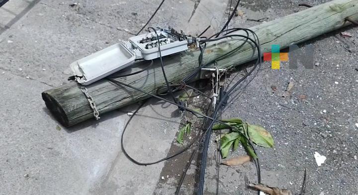 Poste de telefonía derribado sin ser atendido por autoridades en Veracruz puerto