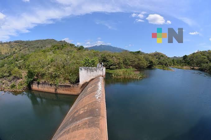 Pobladores de Tatahuicapan mantienen  cerrada la presa Yuribia