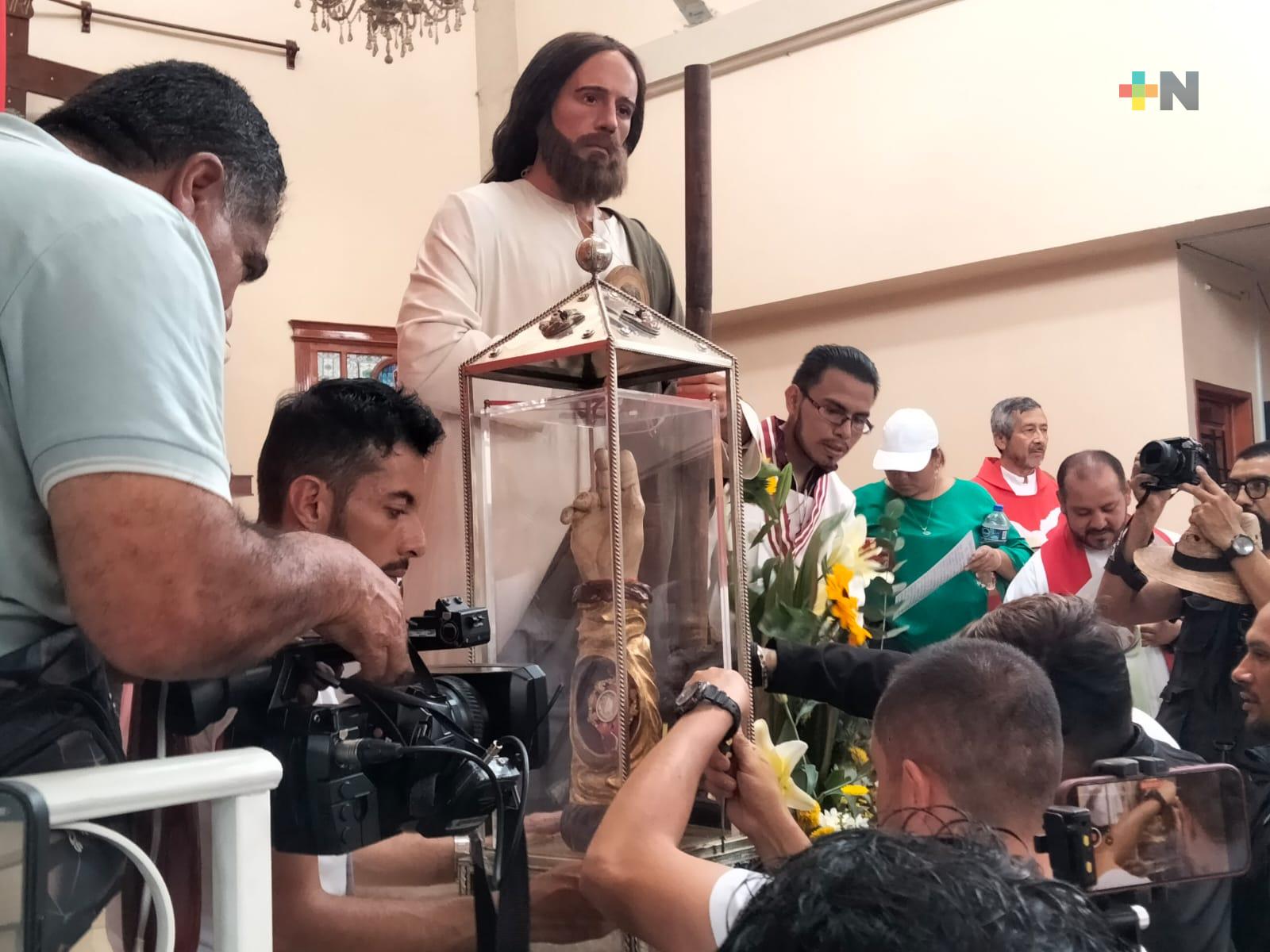 Entre cantos, aplausos y porras reciben reliquia de San Judas Tadeo en Xalapa
