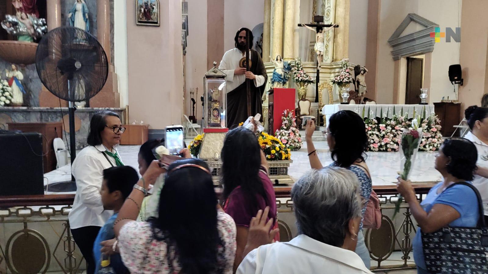 Viajan para hacer peticiones a reliquia de San Judas Tadeo en Veracruz puerto