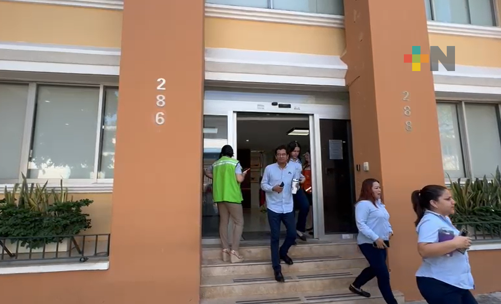 Agentes aduanales de Veracruz puerto realizan simulacro de sismo