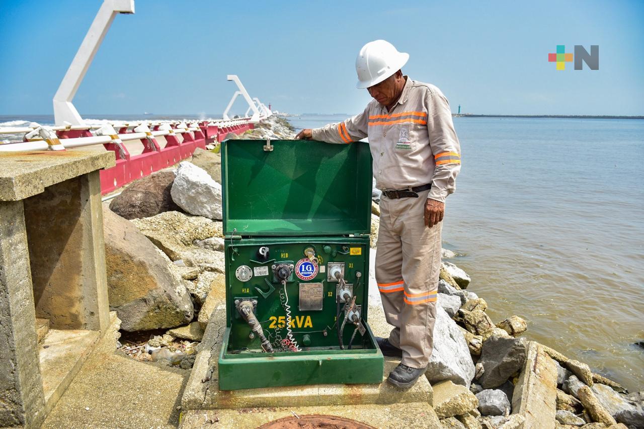 Rehabilitan sistema de luminarias de las escolleras de Coatzacoalcos