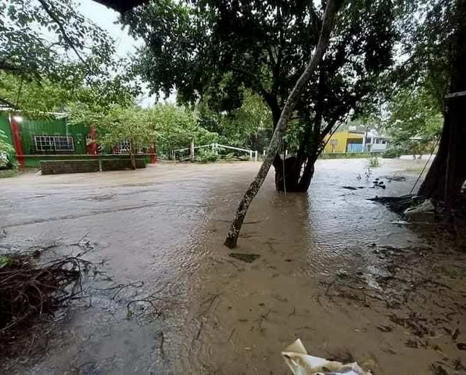 Lluvias ponen al límite niveles del arroyo Nexmegata en Moloacán