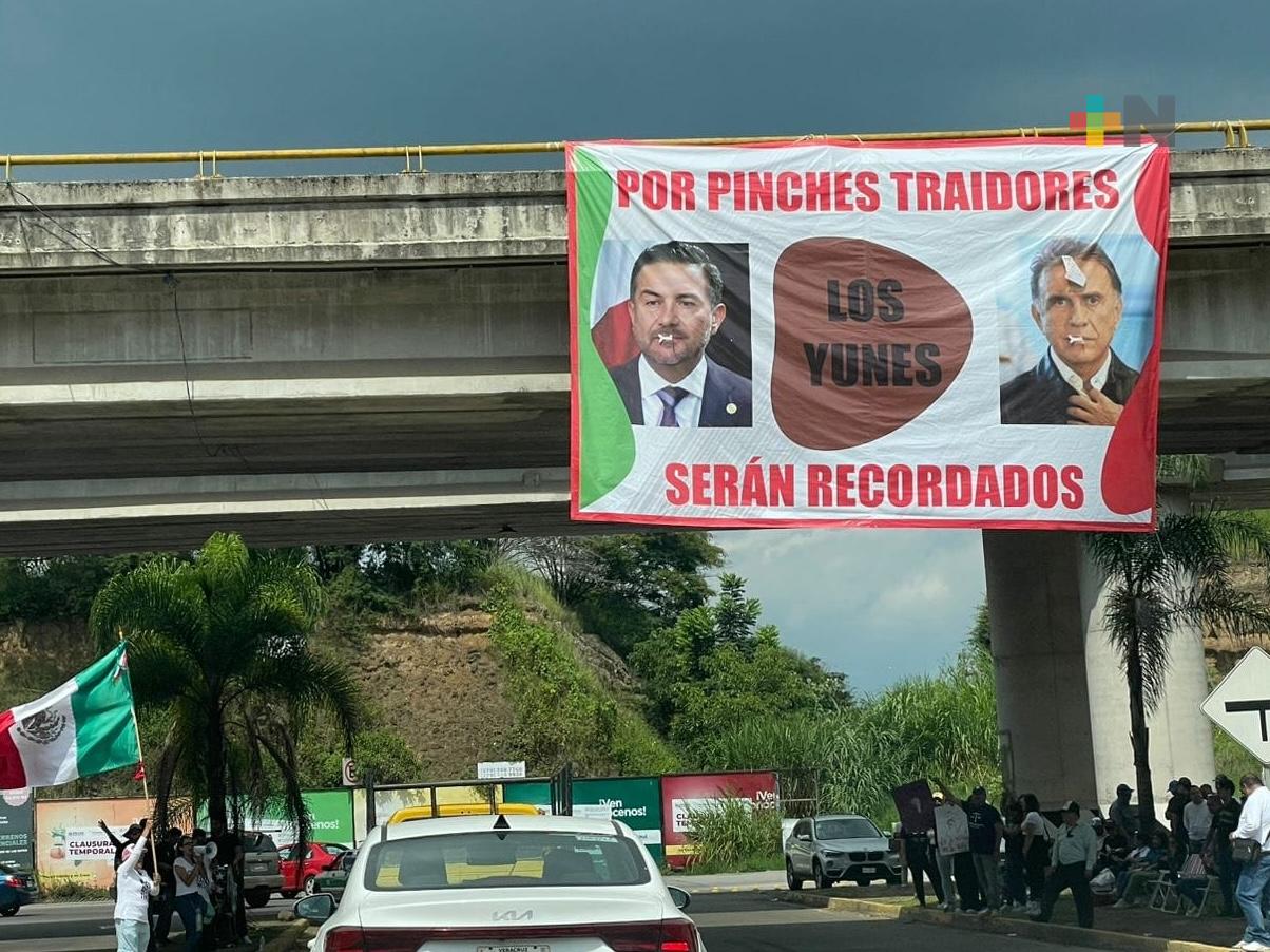Con lona trabajadores del Poder Judicial recuerdan traición de los Yunes