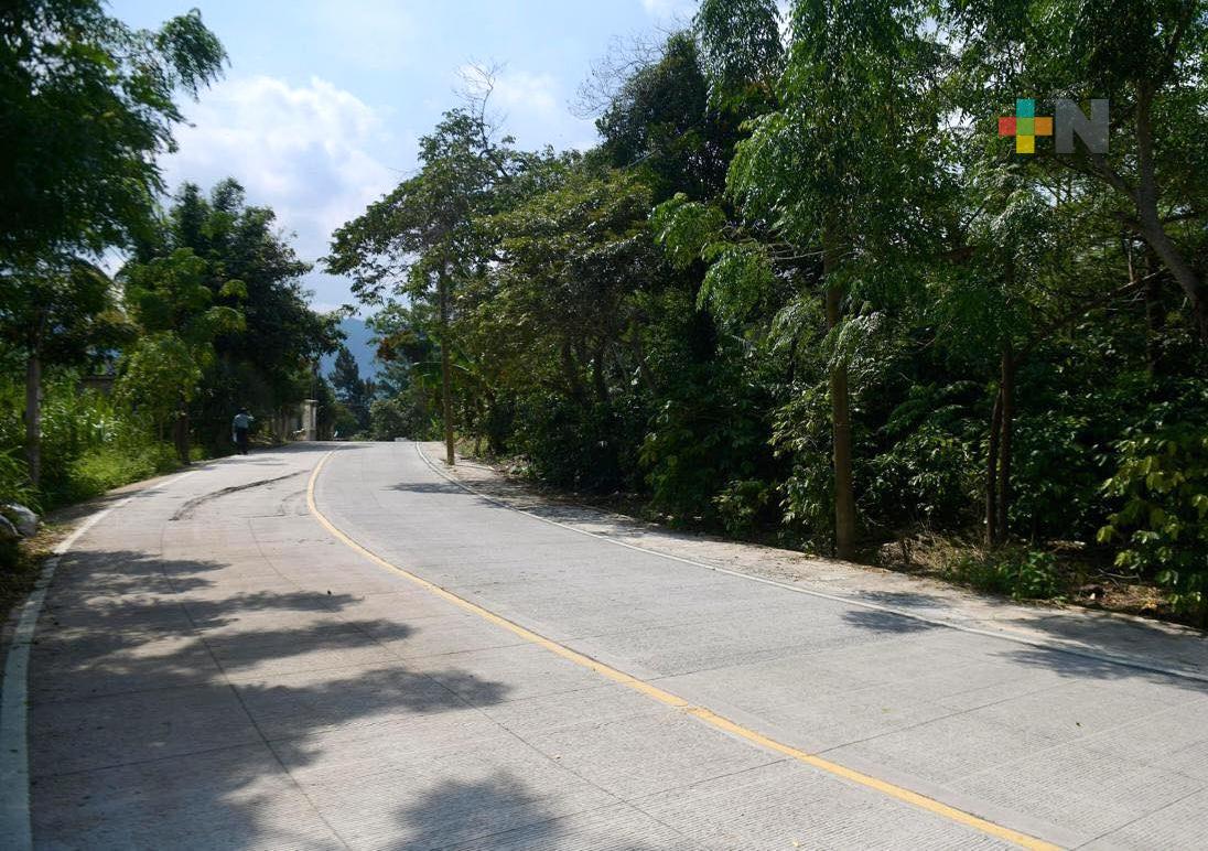 Cuitláhuac García presume la construcción del camino que conecta El Espinal-Naolinco