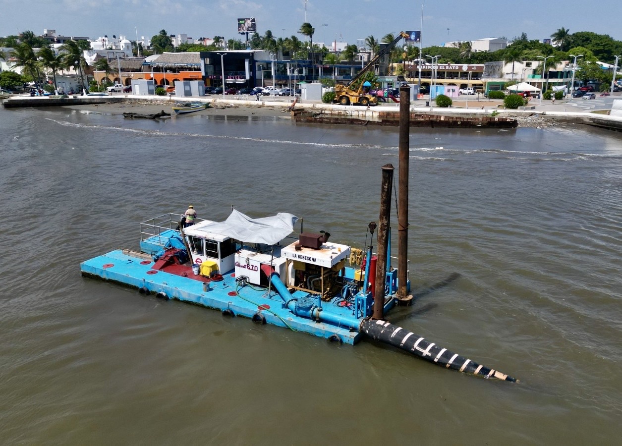 Mediante dragado, gobierno estatal rescata  pesca y turismo en río Jamapa