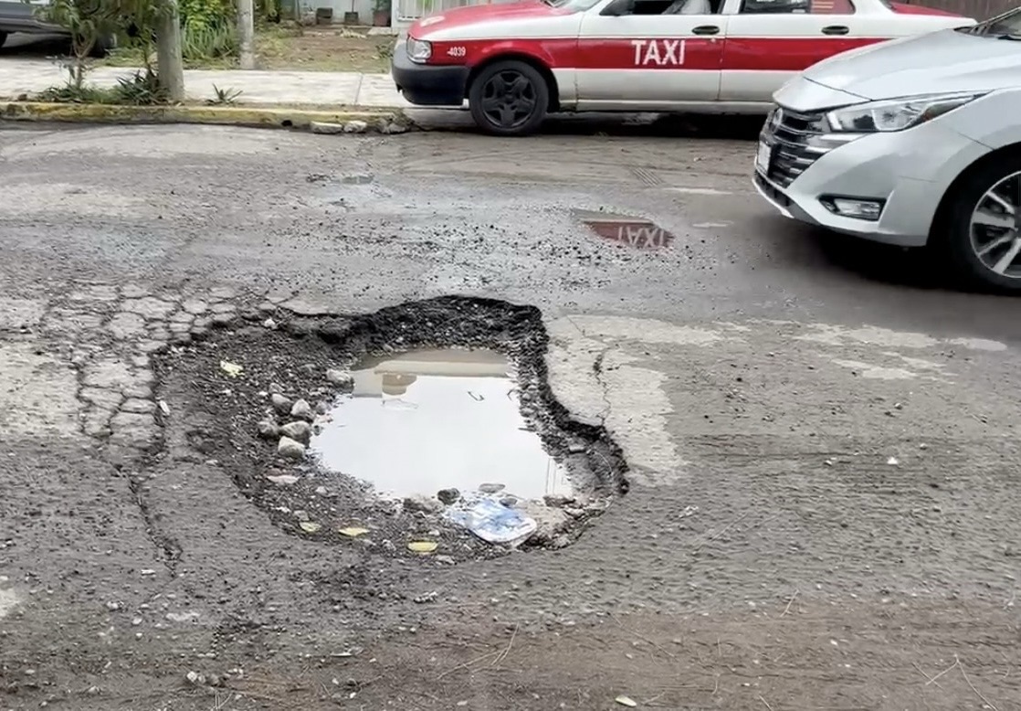 En pésimas condiciones las calles y avenidas del puerto, abundan los baches: taxistas