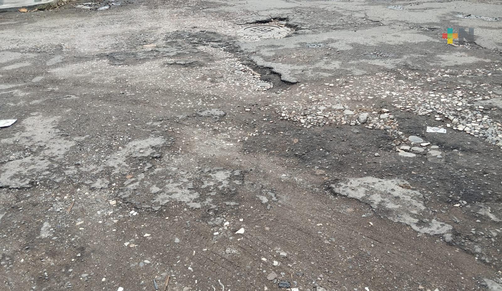 Vecinos denuncian malas condiciones de calle Constitución de Veracruz puerto