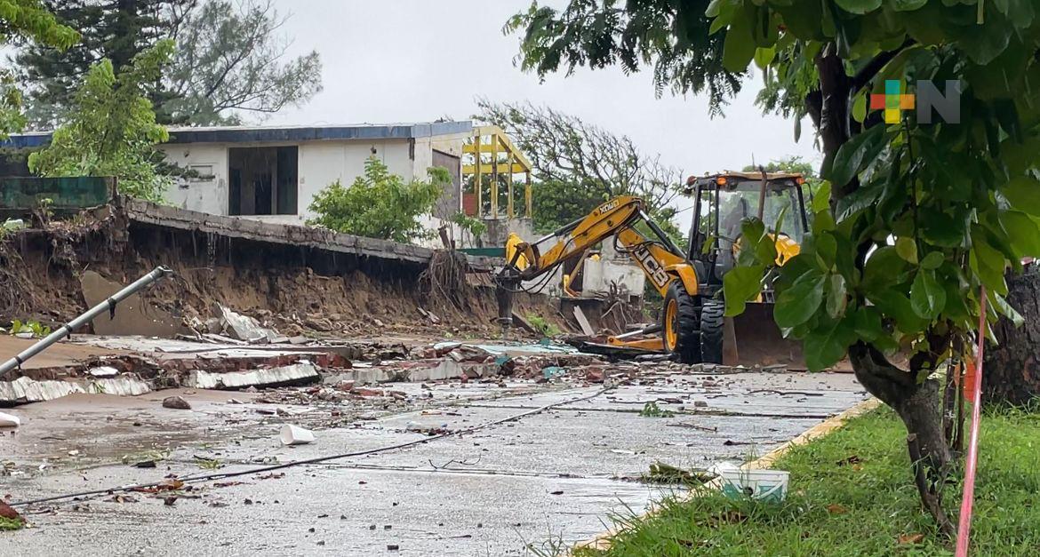 Municipio de Coatza atiende efectos de barda que colapsó por lluvias