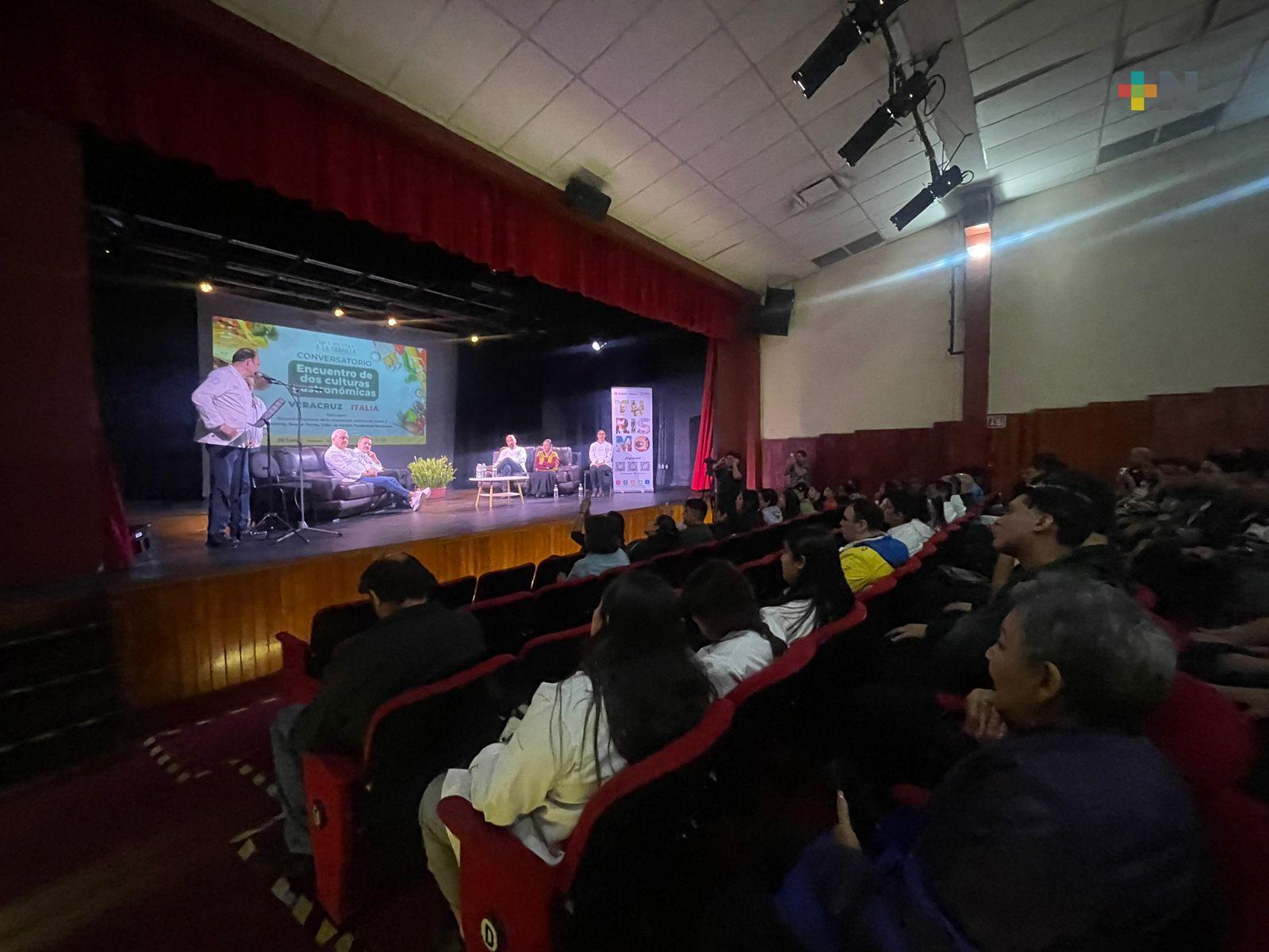 Chefs conversan con estudiantes sobre fusión de comidas italiana y mexicana