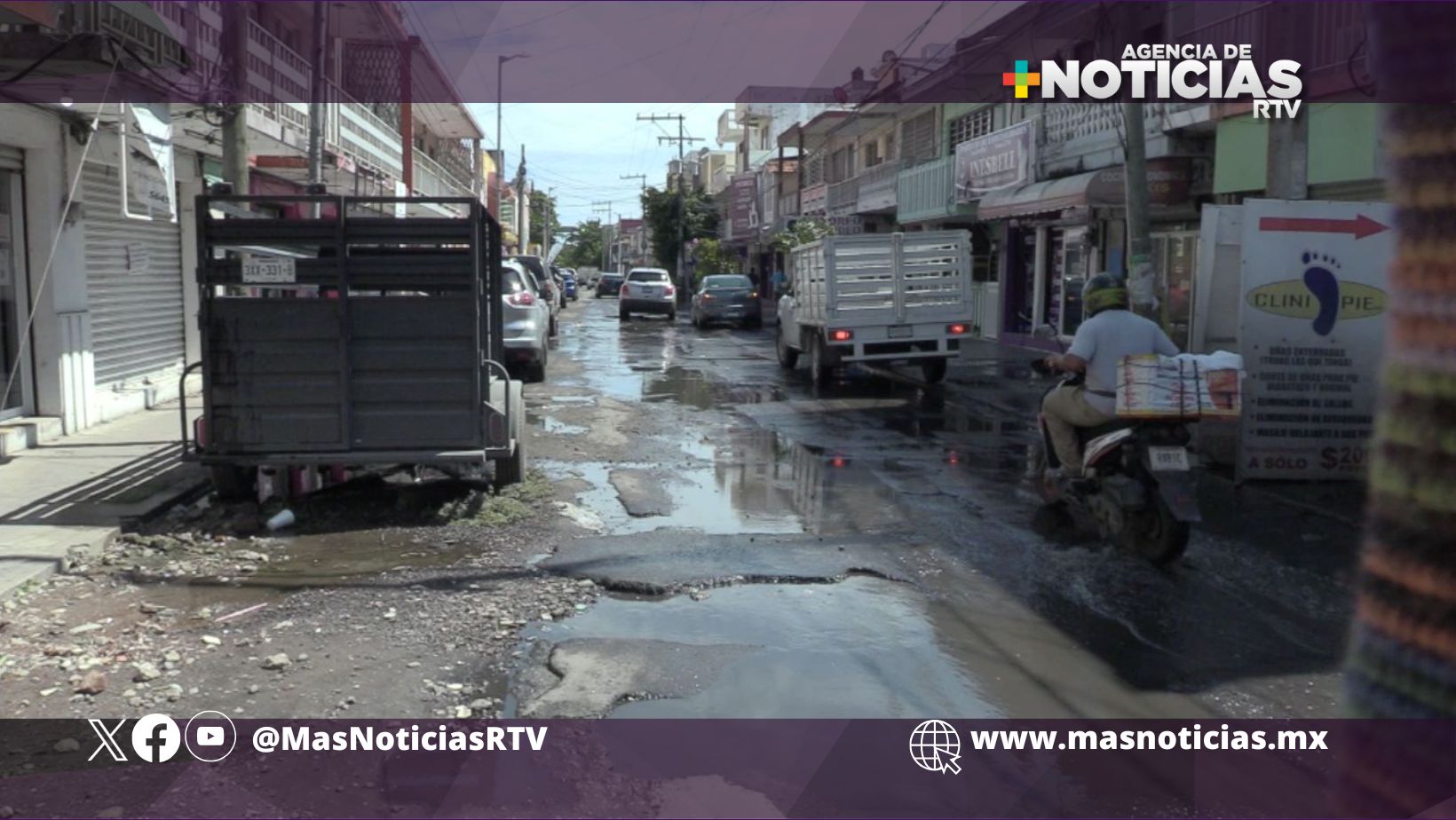 Baches profundos y pavimento dañado en calle Paso y Troncoso de Veracruz