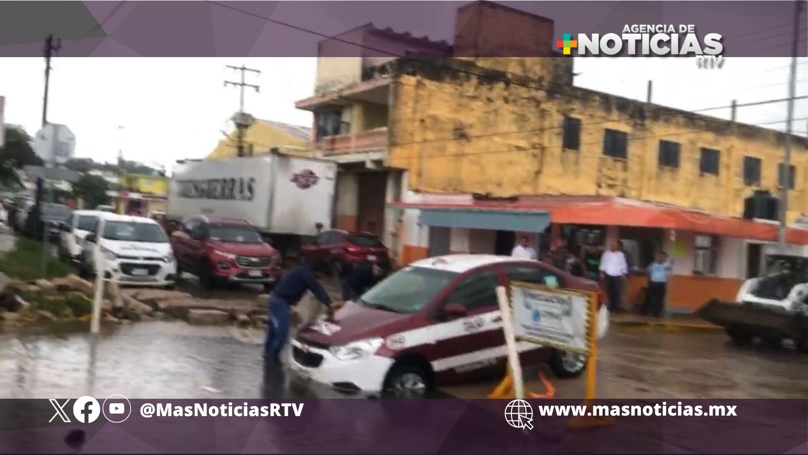 En Coatza, otro automóvil cae en hoyanco de avenida Miguel Ángel de Quevedo