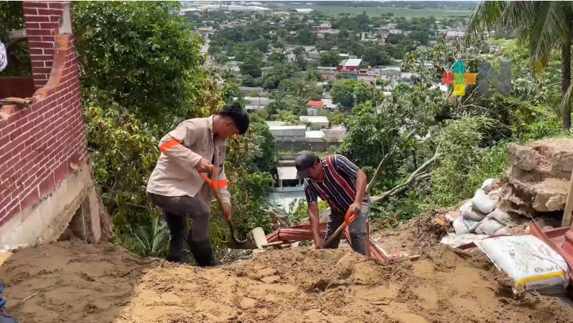 En Coatzacoalcos trabajan para estabilizar zona de deslaves en dos colonias