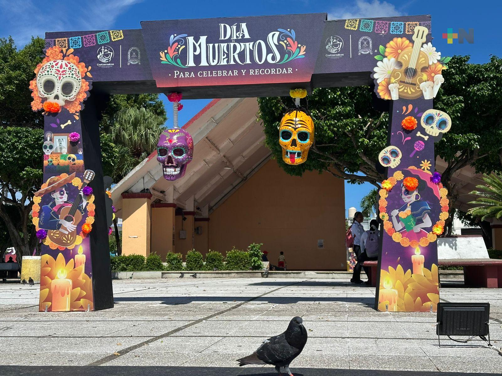 Ciudadanos disfrutan decoración de Día de Muertos en Coatza