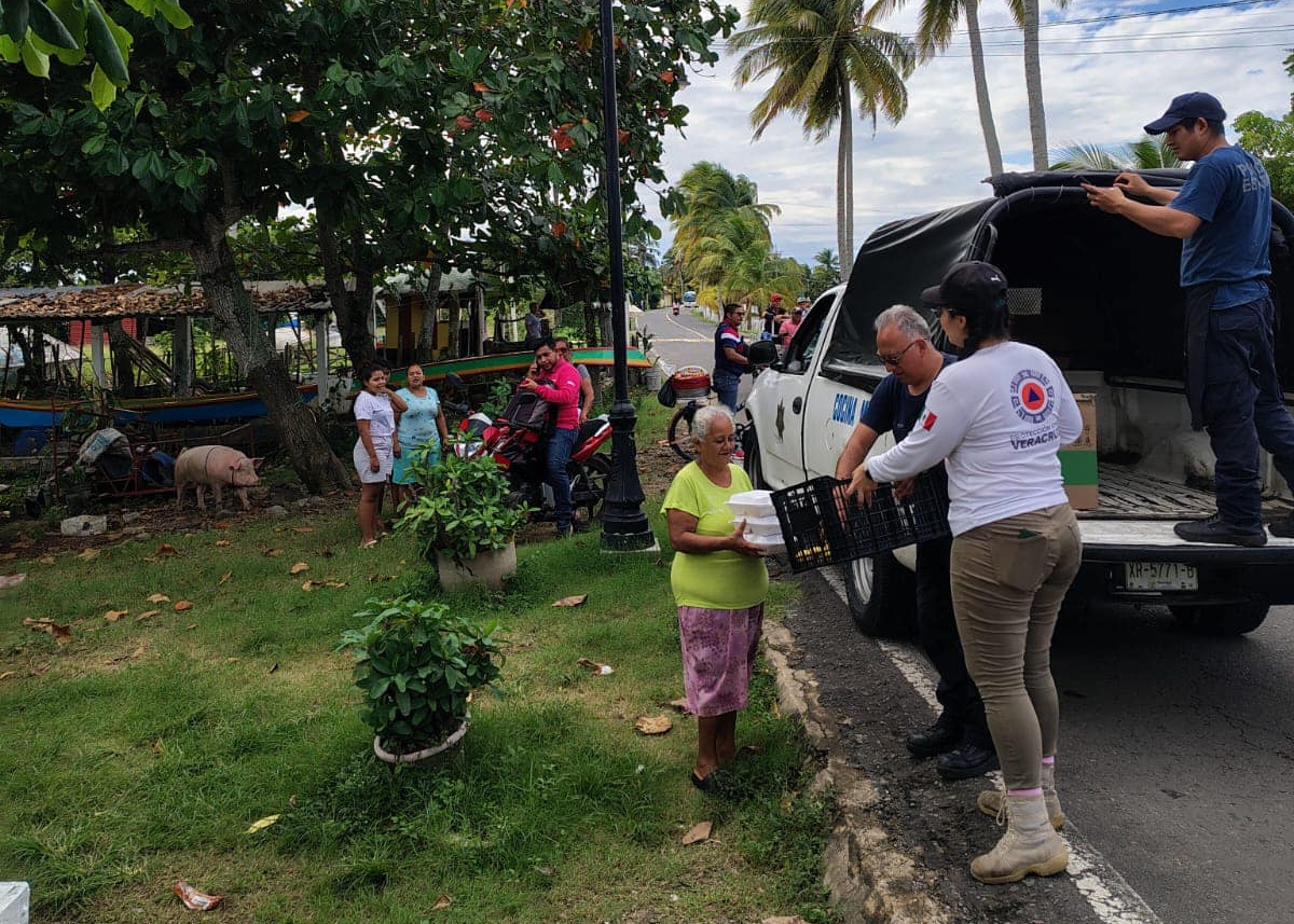 Elementos SPC y Semar continúan apoyando a población en Tlacotalpan