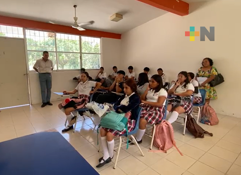 Estudiantes de Teba de Tuxpan reciben becas de empresa gasera