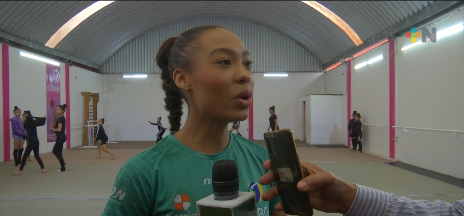 Gimnasta brasileña Giovana Dos Santos impartió curso en la Academia Thylex de Xalapa