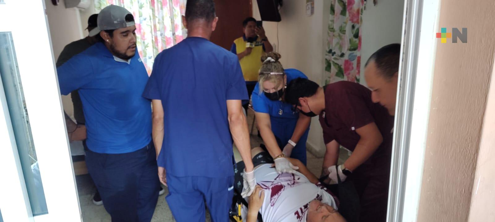 Hombre con obesidad mórbida requirió apoyo de varias personas para ser trasladado a hospital