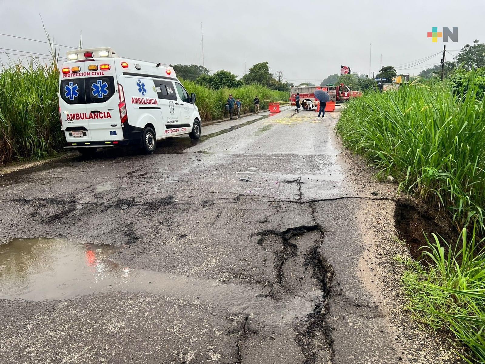 Lluvias provocan hundimiento en carretera de Coatza