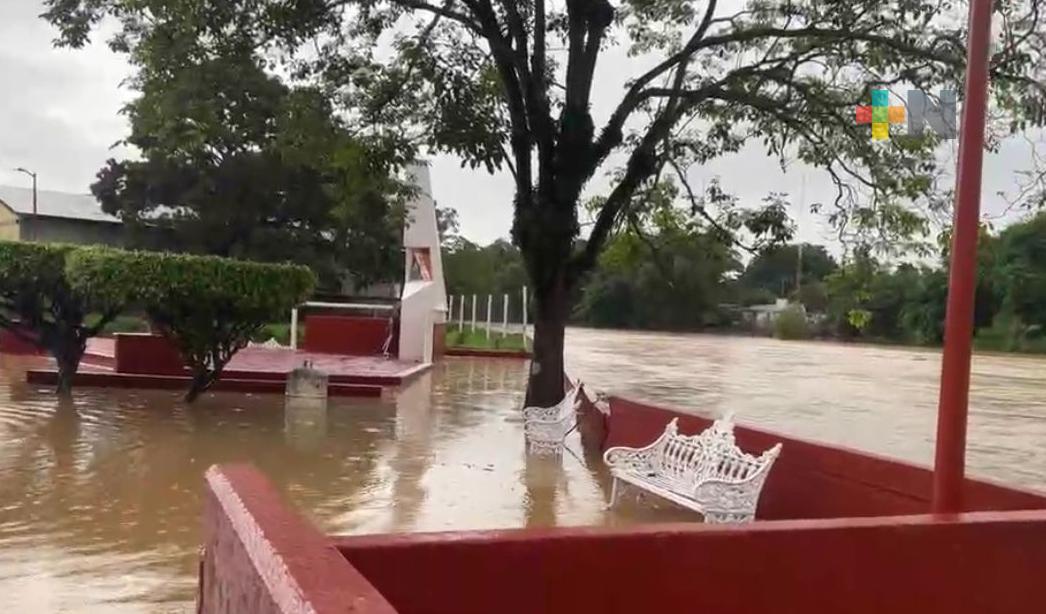 Por lluvias intensas suspenden actividades escolares en municipio de Agua Dulce