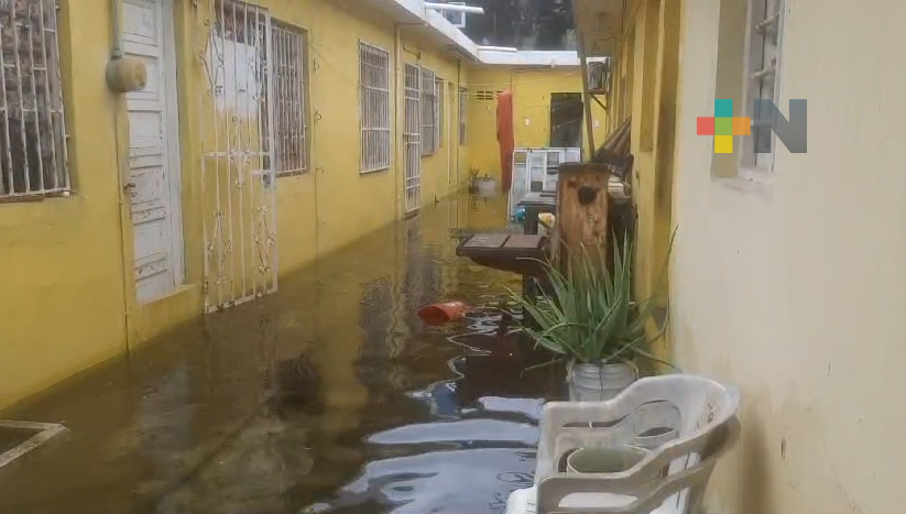 Familias de Veracruz puerto durmieron a la intemperie; sus casas inundadas con aguas negras