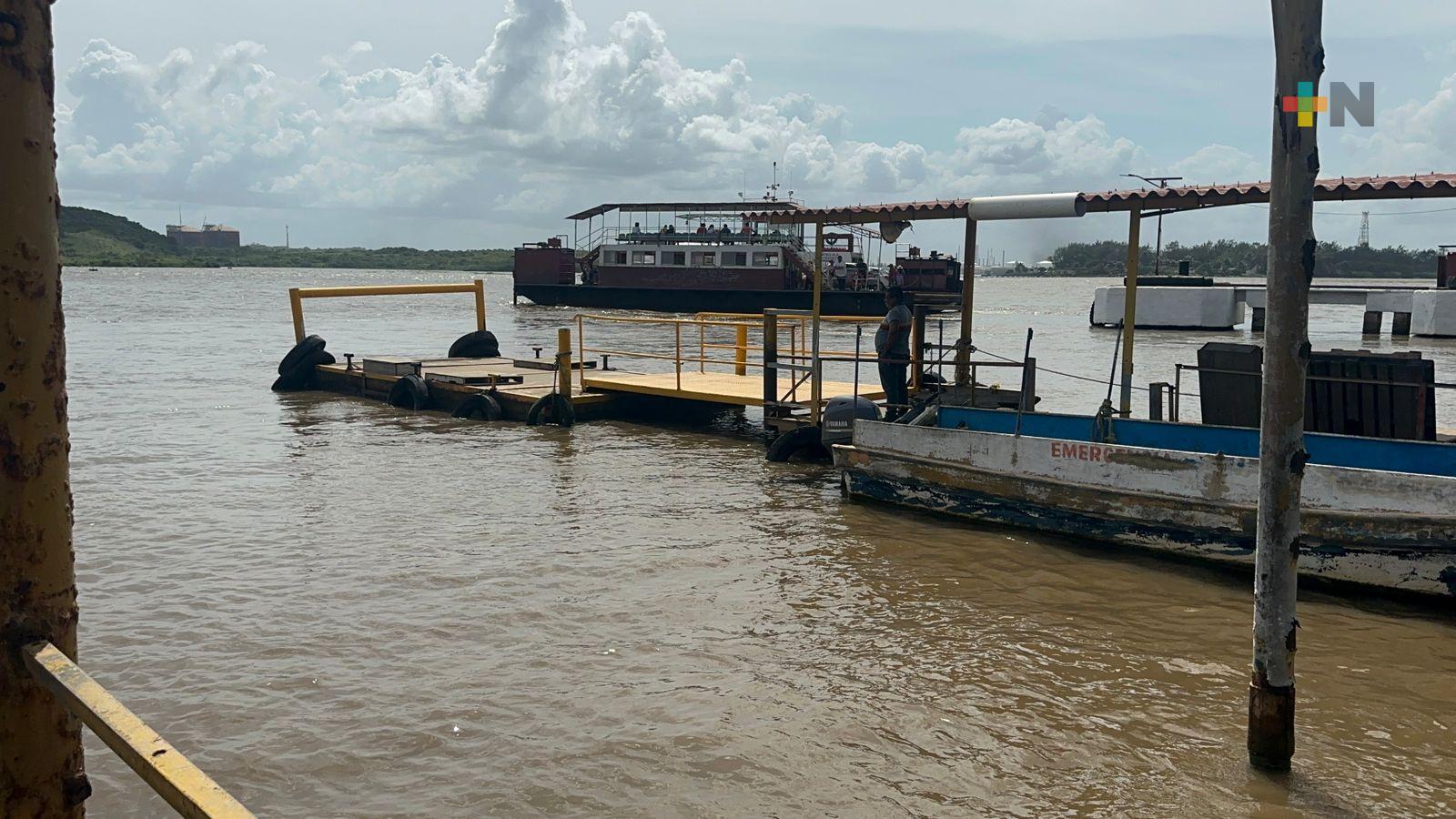 Uso de lanchas es por ahora la mejor forma de cruzar a Villa Allende en Coatza