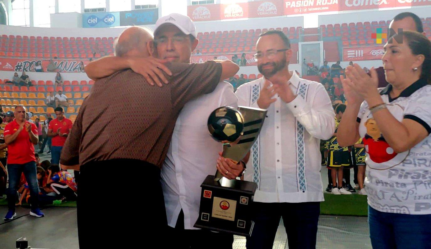 Carlos Barra Díaz recibe homenaje en la Liga Formativa Pirata Fuente
