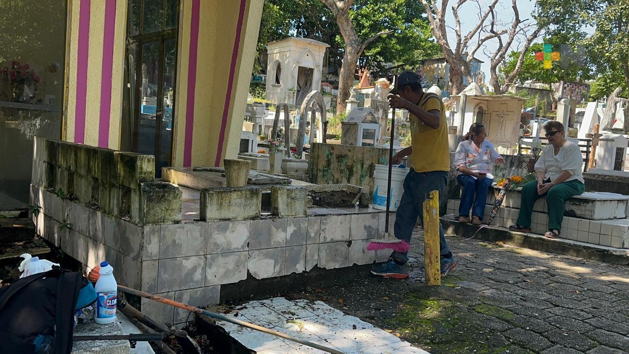 Familias comienzan a limpiar tumbas en panteones de Coatza con vista al Día de Muertos