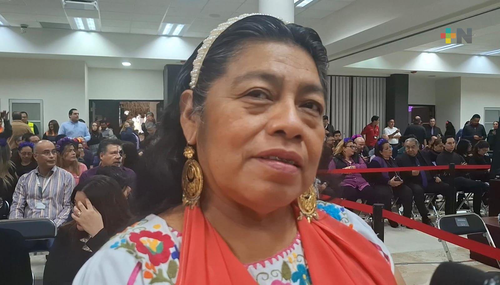 Se rescatan tradiciones de pueblos originarios; de Papantla altar de palacio de gobierno