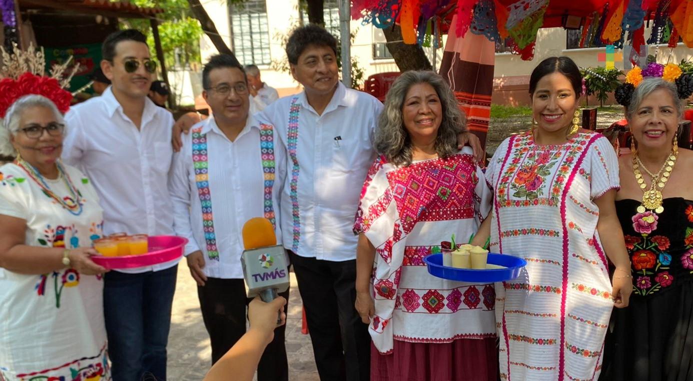 Oaxaqueños exponen sus productos típicos en parque de Veracruz puerto